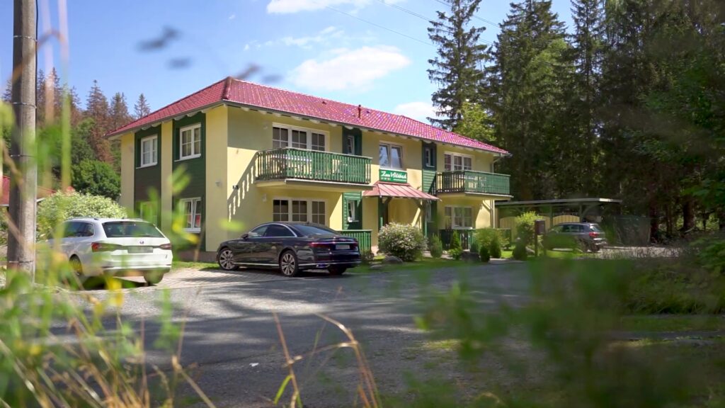 In de video ziet u enkele indrukken van ons vakantiepark, de accommodatie en het restaurant Zur Klippe. We kijken uit naar uw bezoek in Schierke.