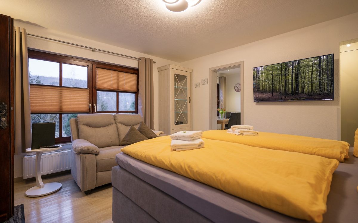 Hyggeligt soveværelse med moderne møbler.