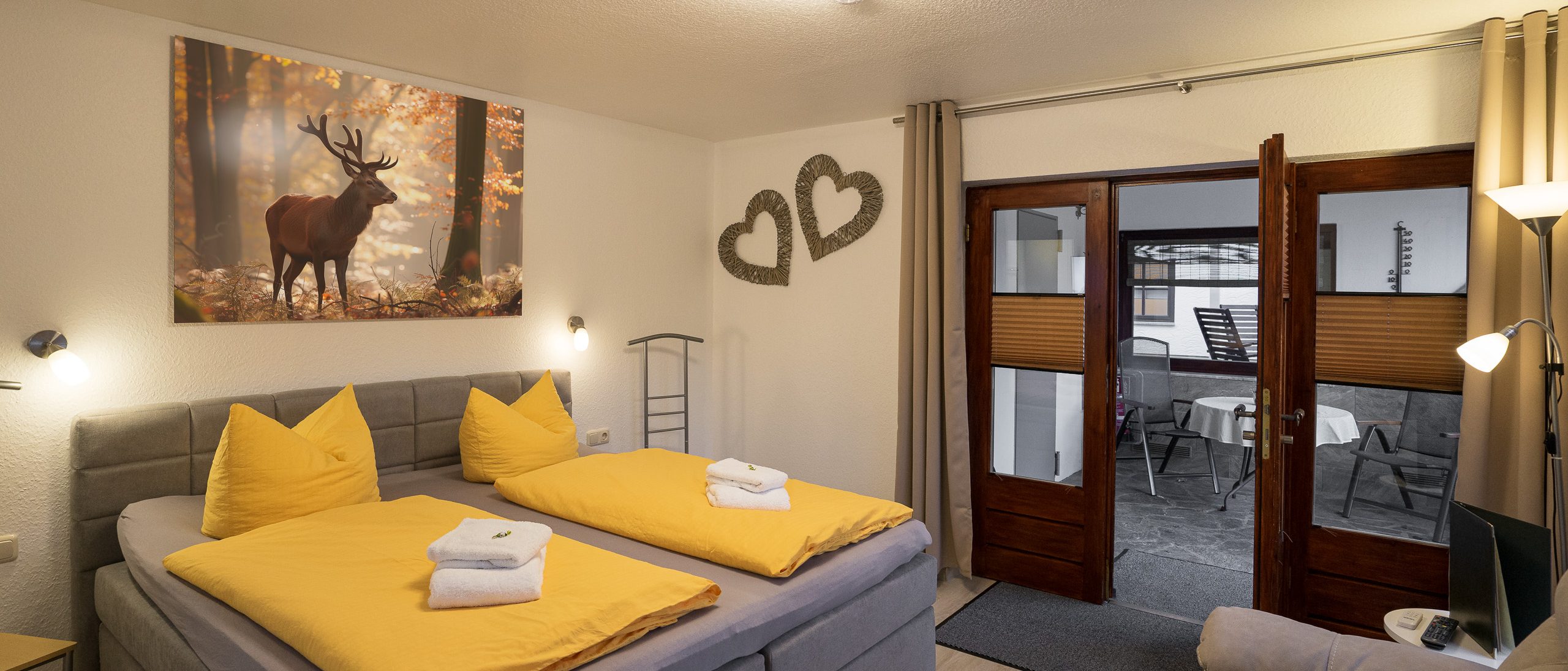 Gemütliches Schlafzimmer mit Couch.