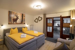 Gemütliches Schlafzimmer mit Couch.