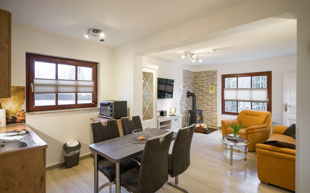 Moderne, lys stue med komfort.