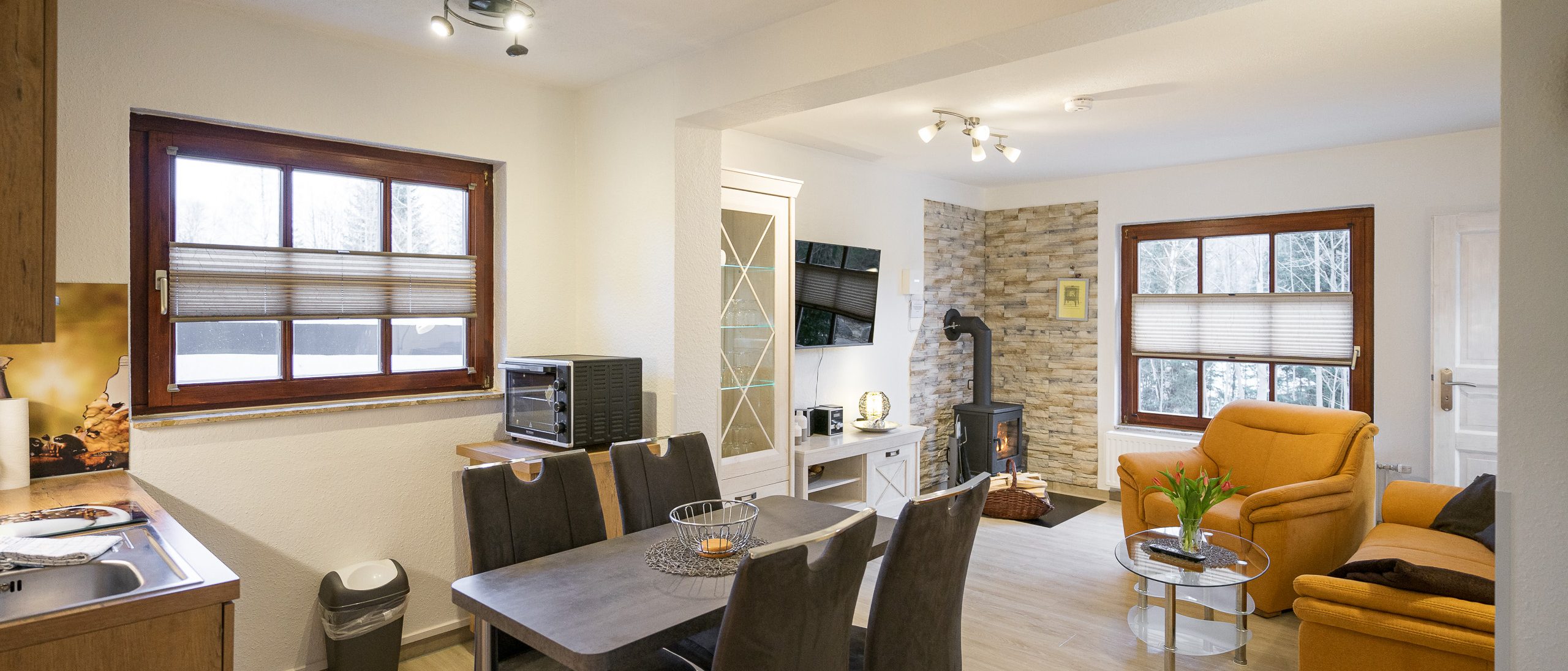 Modernes, helles Wohnzimmer mit Komfort.