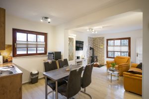 Moderne, lichte woonkamer met comfort.