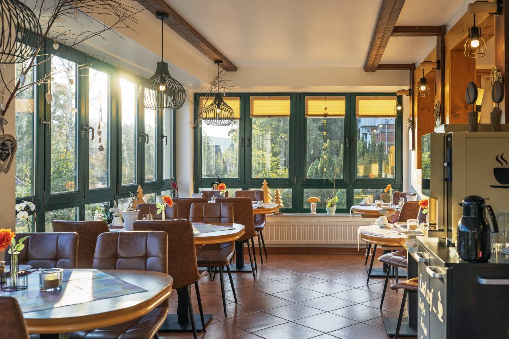 Licht restaurant met ramen en tafels