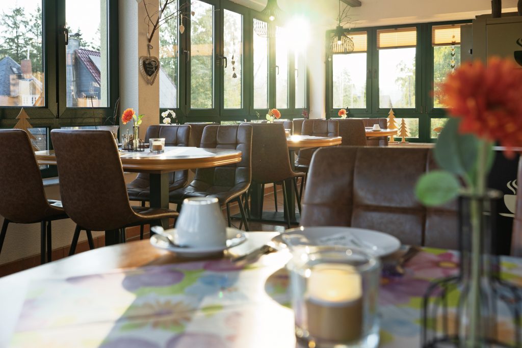 Helles Restaurant mit Tischen und Blumen