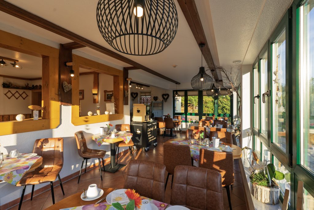 Licht restaurant met een gezellige sfeer en decoratie.