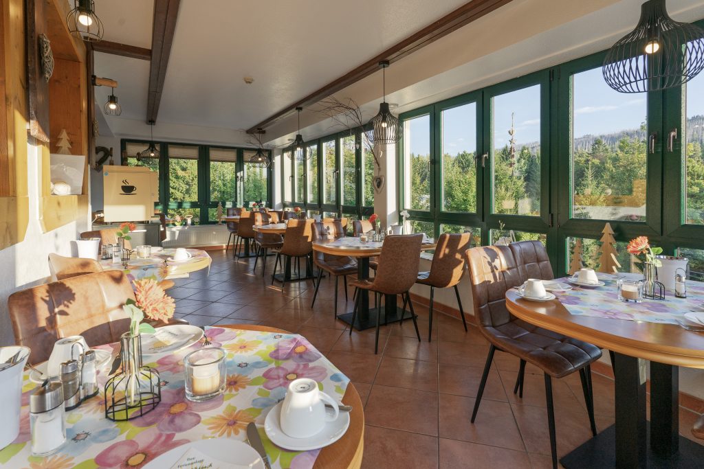 Licht restaurant met uitzicht op het groen