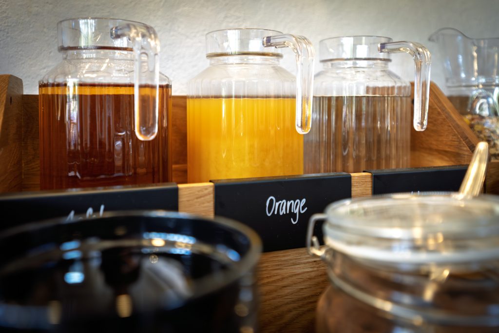 Glazen met verschillende dranken in een rek