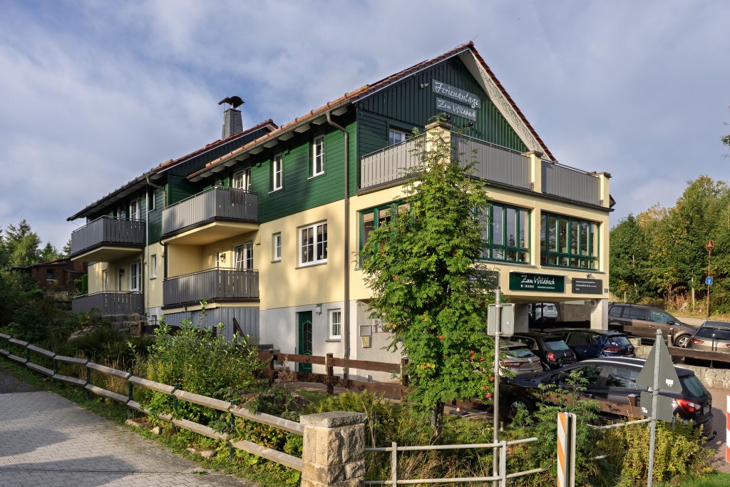 Vakantiecomplex met balkons en een groene omgeving