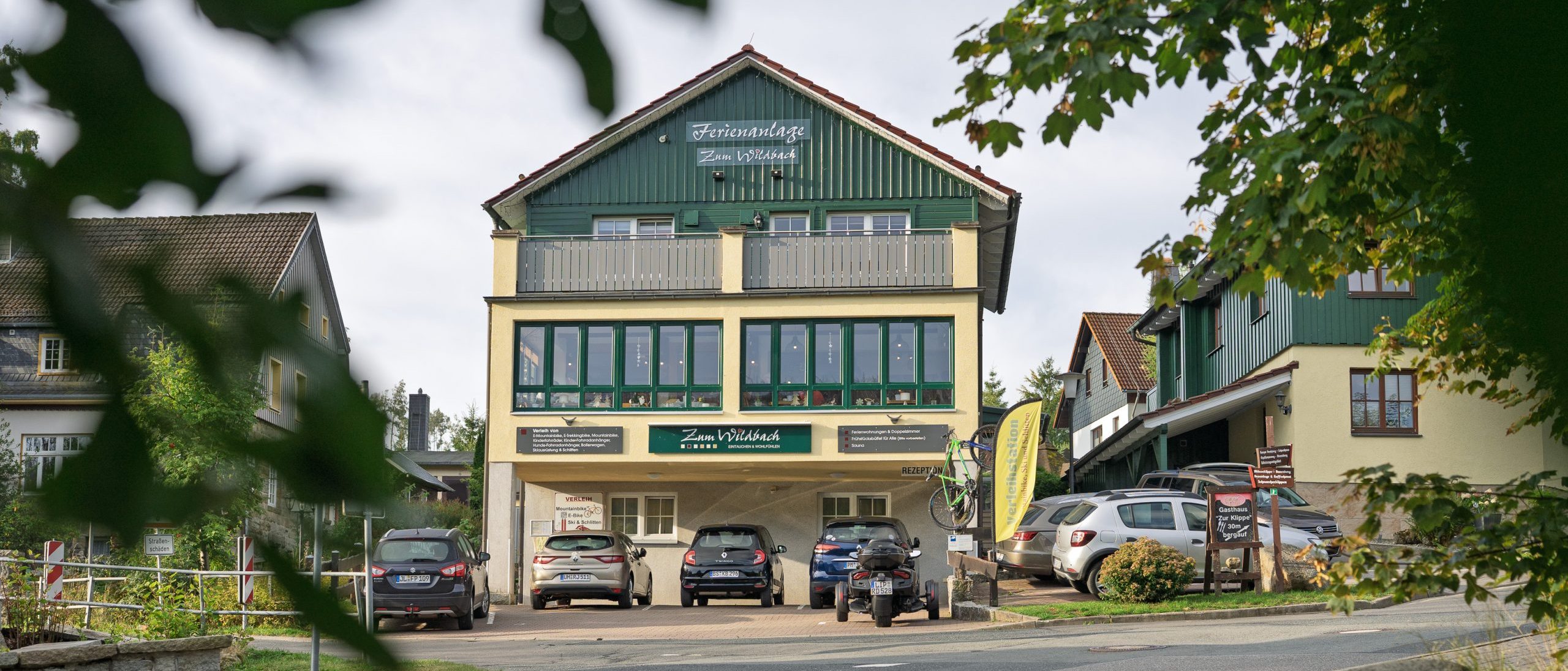 Ferienanlage mit Parkplatz und Umgebung