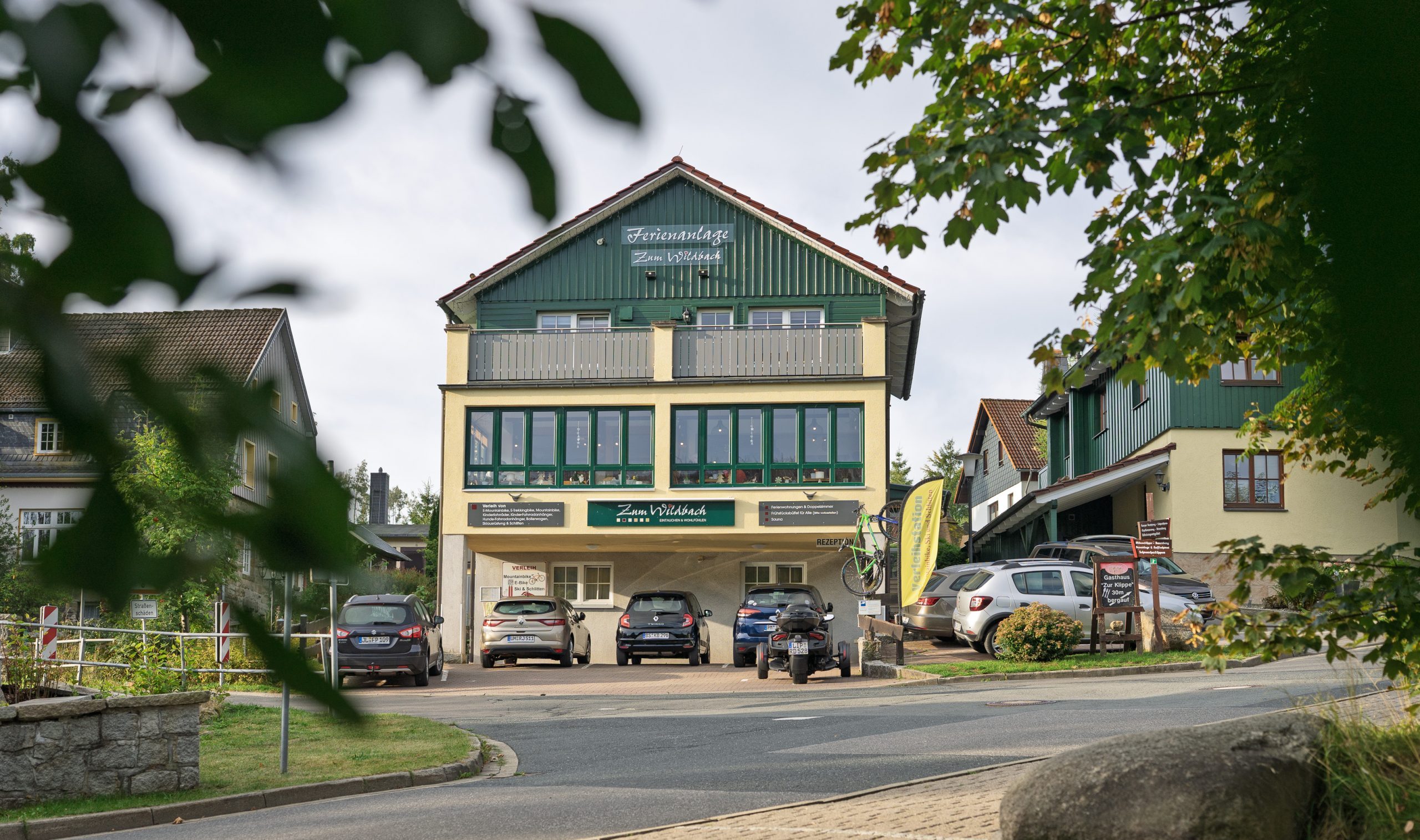 Vakantiecomplex met parkeerplaats en omgeving